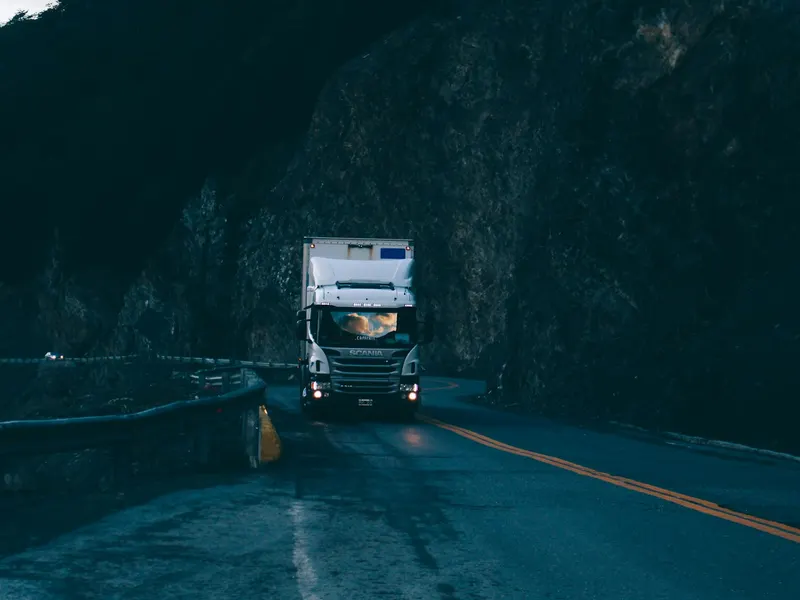 LKW bei Nacht auf einer Landstraße